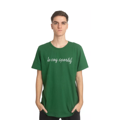 REMERA LE COQ SPORTIF BAT ITALICS (VERDE)