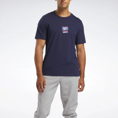 REMERA REEBOK RI BADGE TEE VECTOR (AZUL)